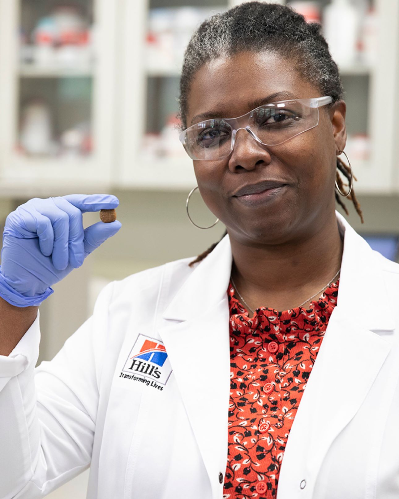 дослідник Hill's Pet Nutrition тримає в руці корм Hill's Pet