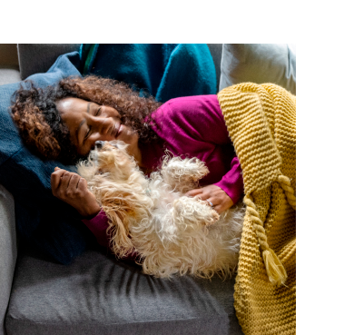 батько-домашній улюбленець притискається до собаки