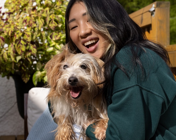 маленька собачка з домашнім улюбленцем