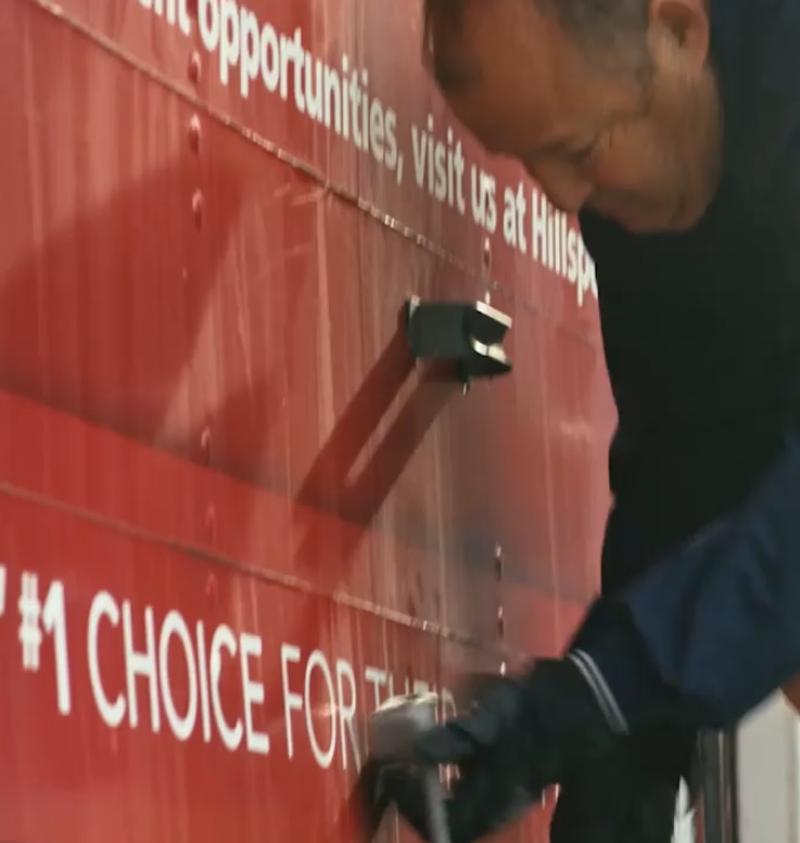 людина, яка працює в Hill's Disaster Relief Network